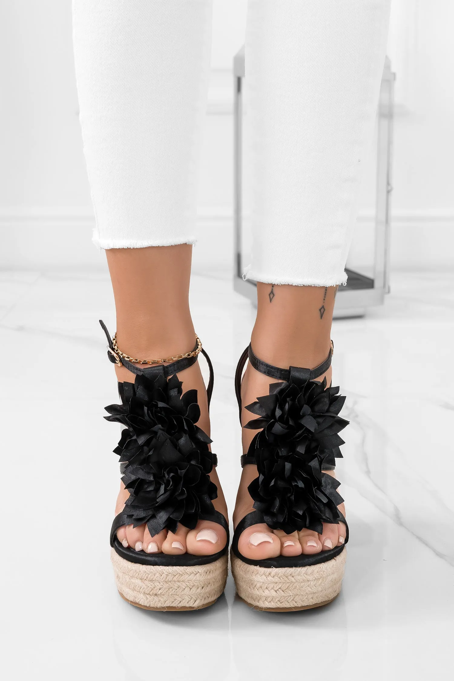 Sandali espadrilles neri in raso con fiore applicato